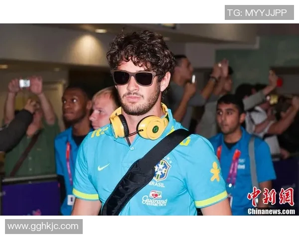 足球明星佩戴墨镜的高清写真展现独特魅力与风格